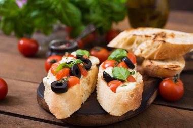 Bruschetta domates, mozzarella peyniri, zeytin ile