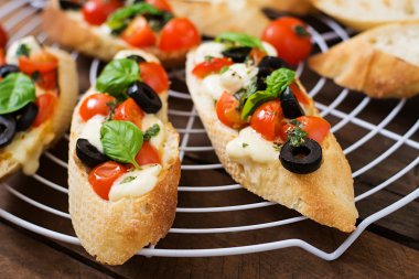 Bruschetta domates, mozzarella peyniri, zeytin ile