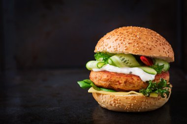 Tavuk burger ile büyük sandviç