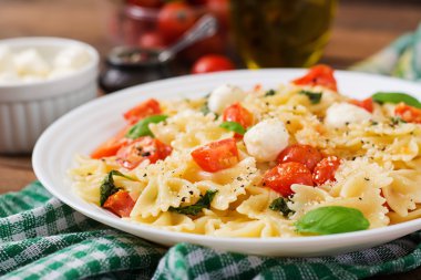 Farfalle makarna - domates Caprese salatası