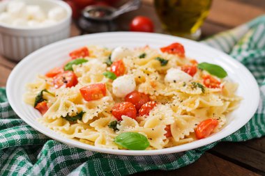 Farfalle makarna - domates Caprese salatası