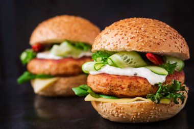 Tavuk Burger ile büyük sandviç