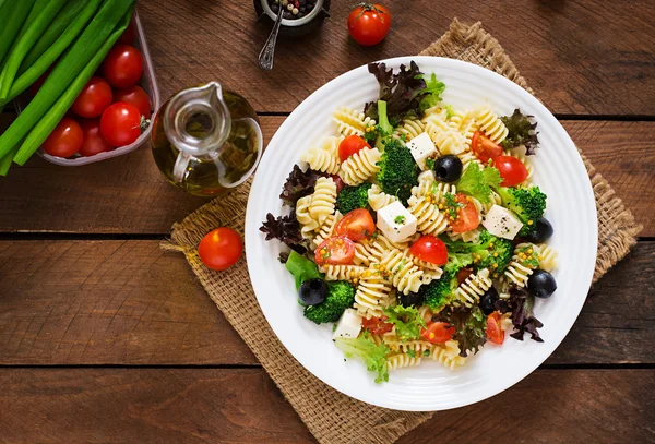 Nudelsalat mit Tomaten, Brokkoli, Oliven — Stockfoto