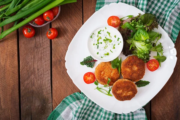 Kleine Hühnerschnitzel mit Gemüse — Stockfoto