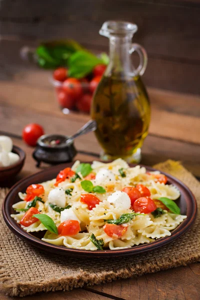 Farfalle Pasta - Salada Caprese com tomate — Fotografia de Stock