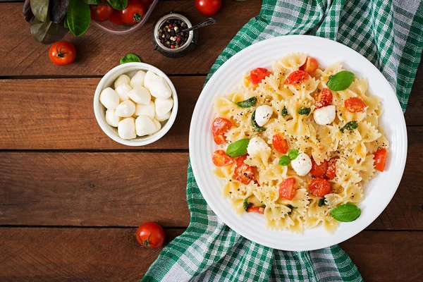 Farfalle Pasta - Caprese-Salat mit Tomaten — Stockfoto