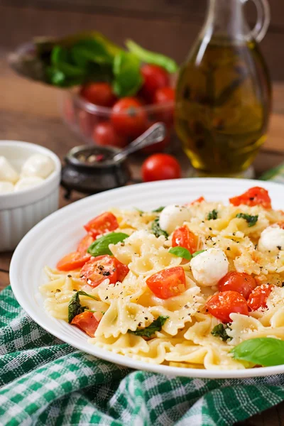 Farfalle Pasta - Ensalada de Caprese con tomates — Foto de Stock