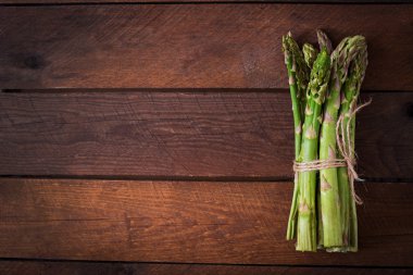 Bir sürü taze kuşkonmaz.