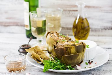 Sarımsak soslu pişmiş pişmiş enginar