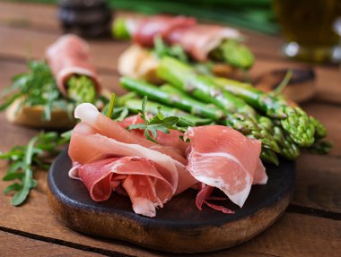 Parma jambonu, kuşkonmaz ve roka 