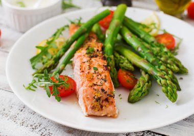 Fırında somon kuşkonmaz ile süslenmiş