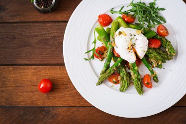 Fırında tavuk kuşkonmaz ile süslenmiş