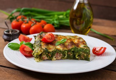 Makarna sığır eti ve sos ile