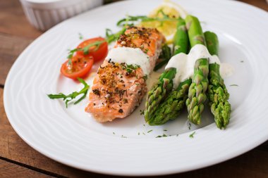 Fırında somon kuşkonmaz ile süslenmiş