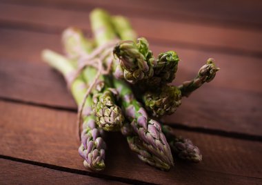 Bir sürü taze kuşkonmaz.