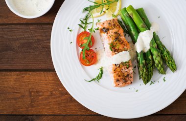 Fırında somon kuşkonmaz ile süslenmiş