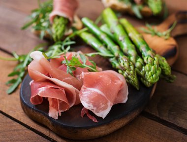 Parma jambonu, kuşkonmaz ve roka 