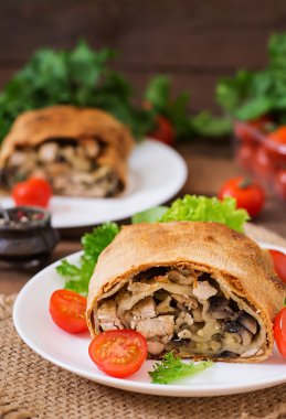 Tavuk ile ev yapımı meyveli turta