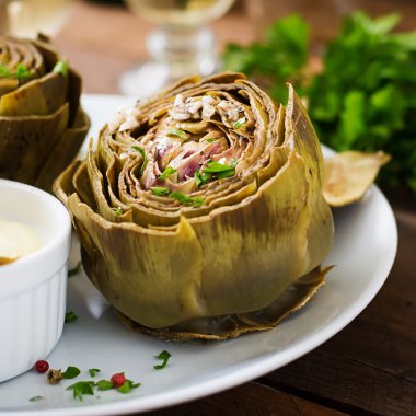 Sarımsak soslu pişmiş pişmiş enginar