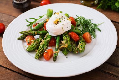 Fırında tavuk kuşkonmaz ile süslenmiş