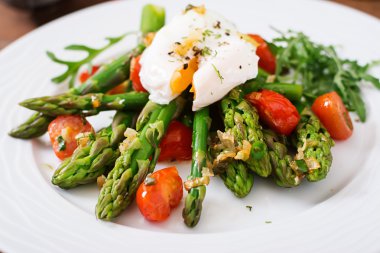 Fırında tavuk kuşkonmaz ile süslenmiş