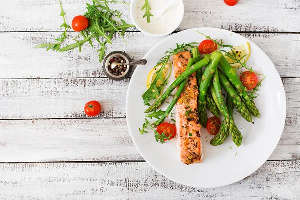 Salmon panggang dihias dengan asparagus — Stok Foto
