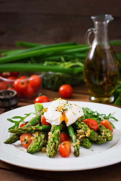 Baked chicken garnished with asparagus — Stock Photo, Image