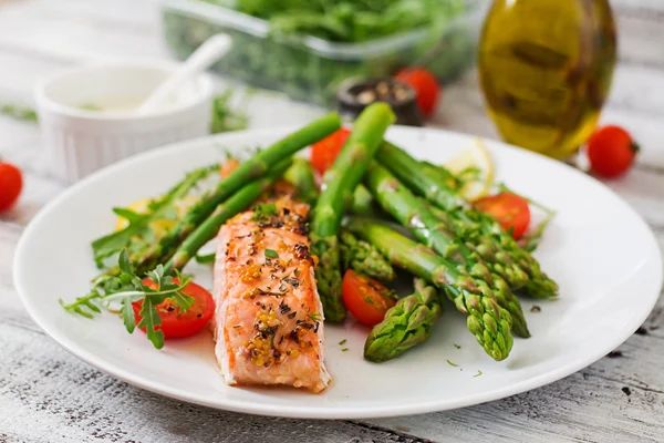 Salmone al forno guarnito con asparagi — Foto Stock