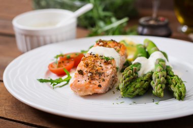 Fırında somon kuşkonmaz ile süslenmiş