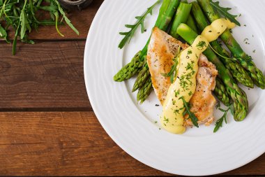 Fırında tavuk kuşkonmaz ile süslenmiş