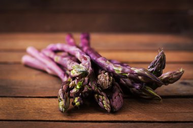 Bir sürü taze kuşkonmaz.