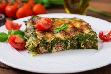 Makarna sığır eti ve sos ile