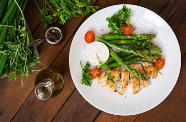 Fırında tavuk kuşkonmaz ile süslenmiş