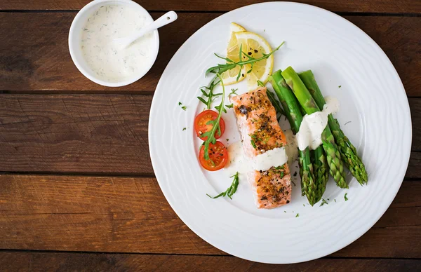 Fırında somon kuşkonmaz ile süslenmiş