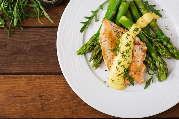 Fırında tavuk kuşkonmaz ile süslenmiş