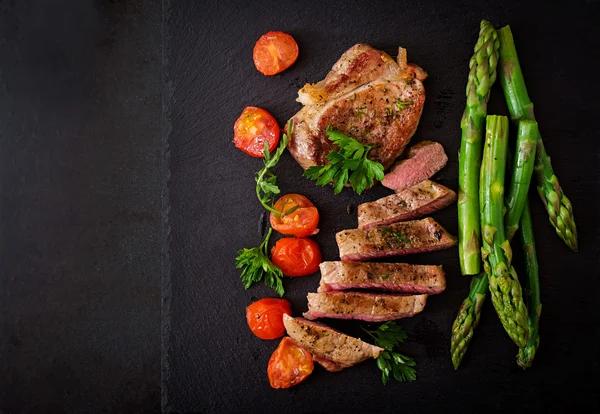 Bife suculento carne rara média — Fotografia de Stock