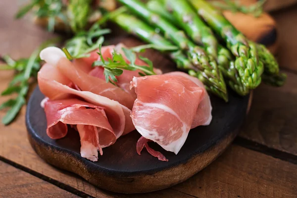 Parma jambonu, kuşkonmaz ve roka 