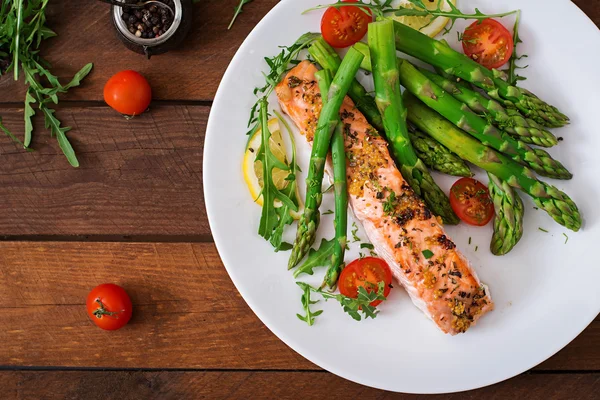 Fırında somon kuşkonmaz ile süslenmiş