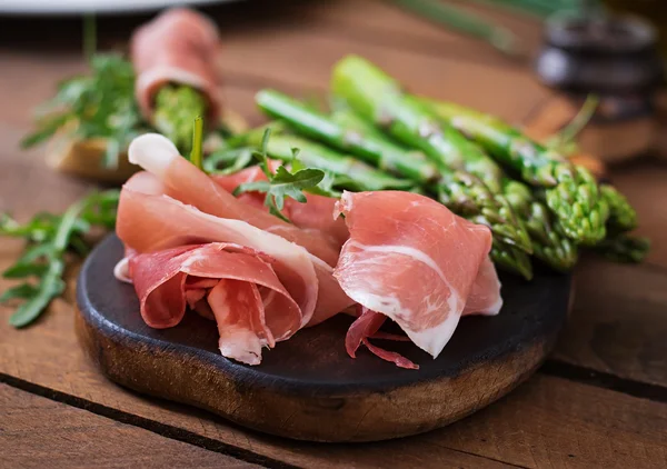 Parma ham, asparagus and arugula — Stock Photo, Image