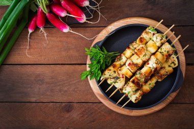 Tavuk şiş elma ve biber ile