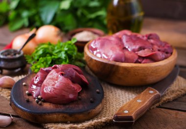 Yemek pişirmek için çiğ tavuk karaciğer 