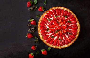 Çilek ve krema ile tart 