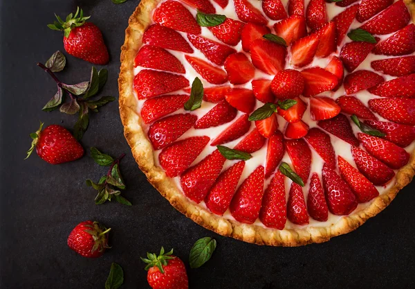 Tårta med jordgubbar och vispad grädde — Stockfoto
