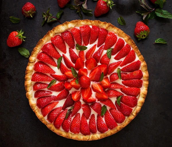 Tårta med jordgubbar och vispad grädde — Stockfoto