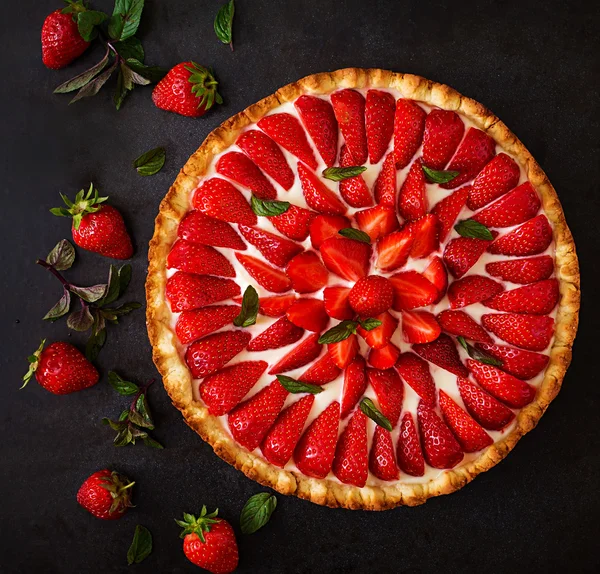 Tarte aux fraises et crème fouettée — Photo