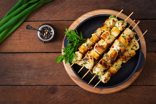 Brochetas de pollo con manzanas y chile — Foto de Stock