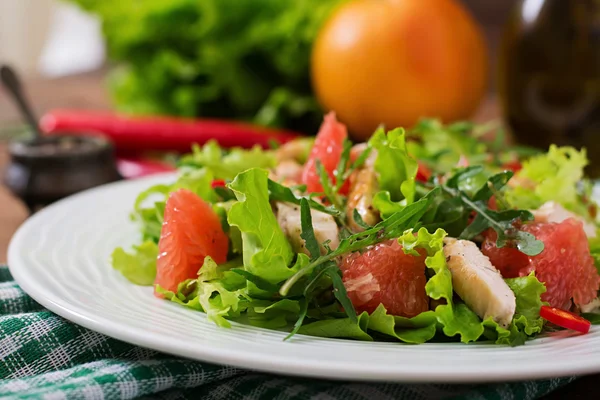 Čerstvé kuřecí salát, grapefruity, hlávkový salát — Stock fotografie