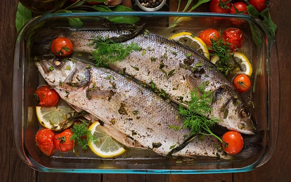 Dos doradas al horno en bandeja para hornear — Foto de Stock