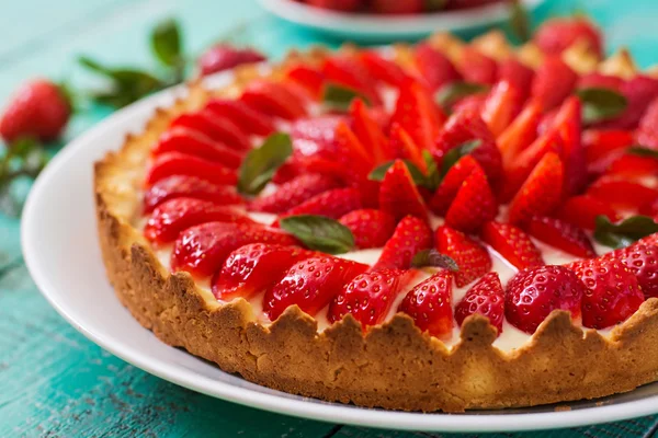 Tarte aux fraises et crème fouettée — Photo