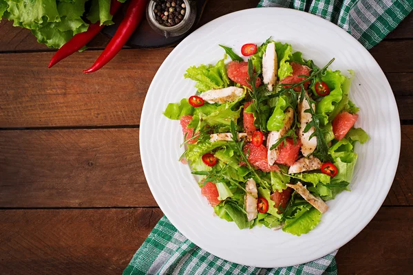 Salada de frango fresca, toranja, alface — Fotografia de Stock